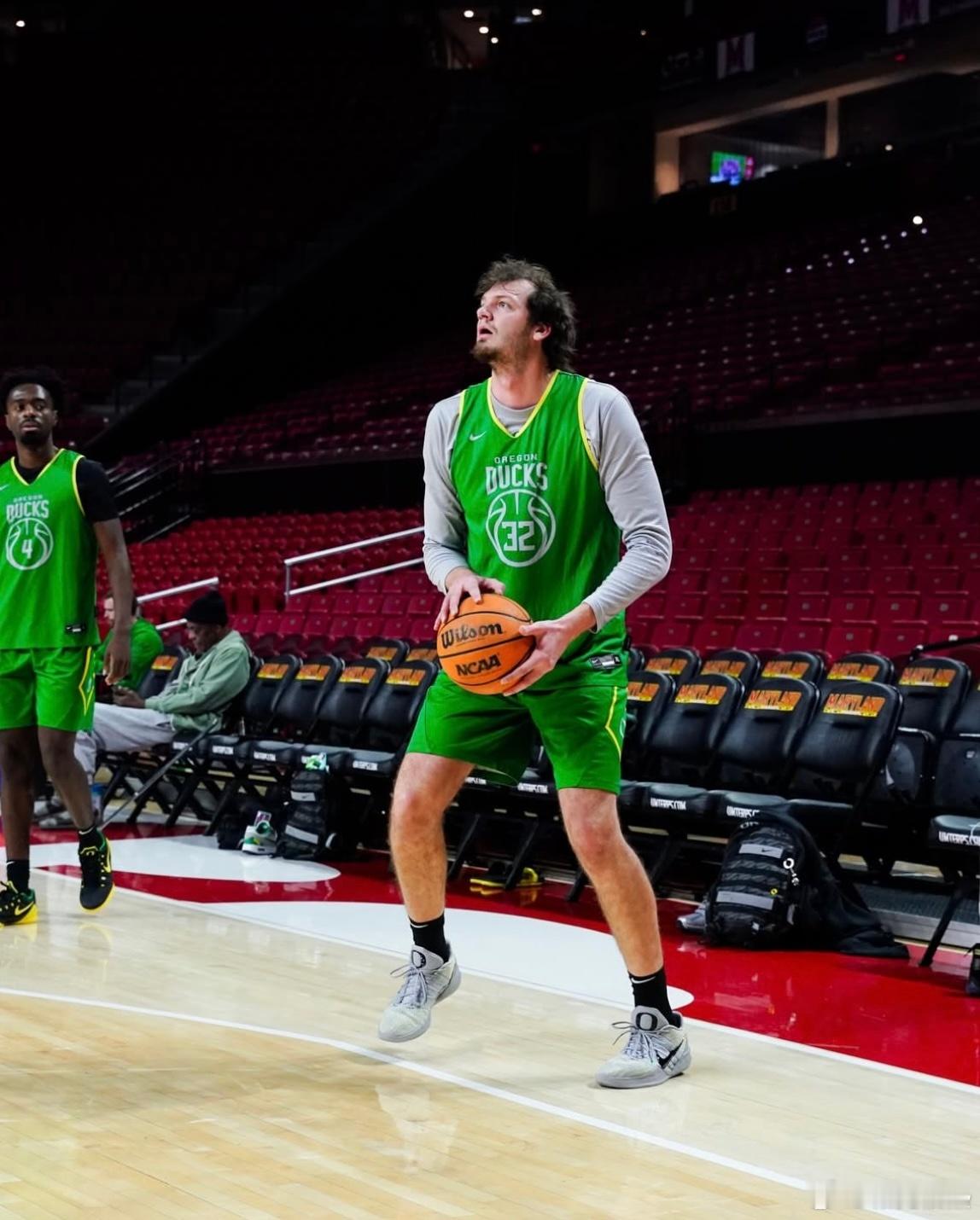 俄勒冈鸭子 Dana Altman向记者透露中锋Nate Bittle（本赛季场