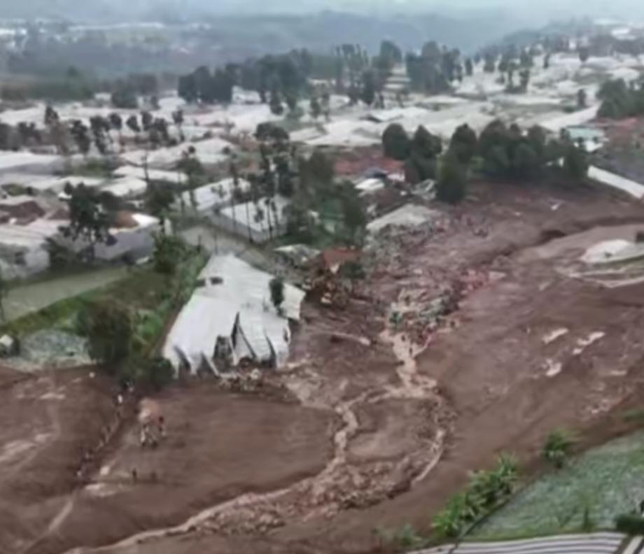 受持续强降雨影响，印尼西爪哇地区突发大规模山体滑坡，汹涌的泥石流瞬间吞噬了大片房