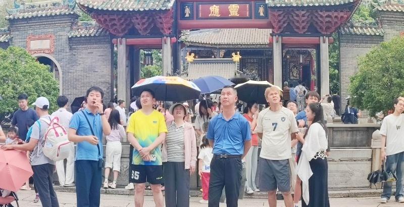 【传递城市温爱！禅城邀请快递小哥畅游祖庙】在属于劳动者的节日里，平日里的奉献者成