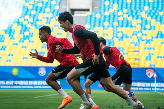 #韦世豪期待开门红#3月5日下午，成都蓉城队主教练约翰·阿洛伊西和队长韦世豪出席