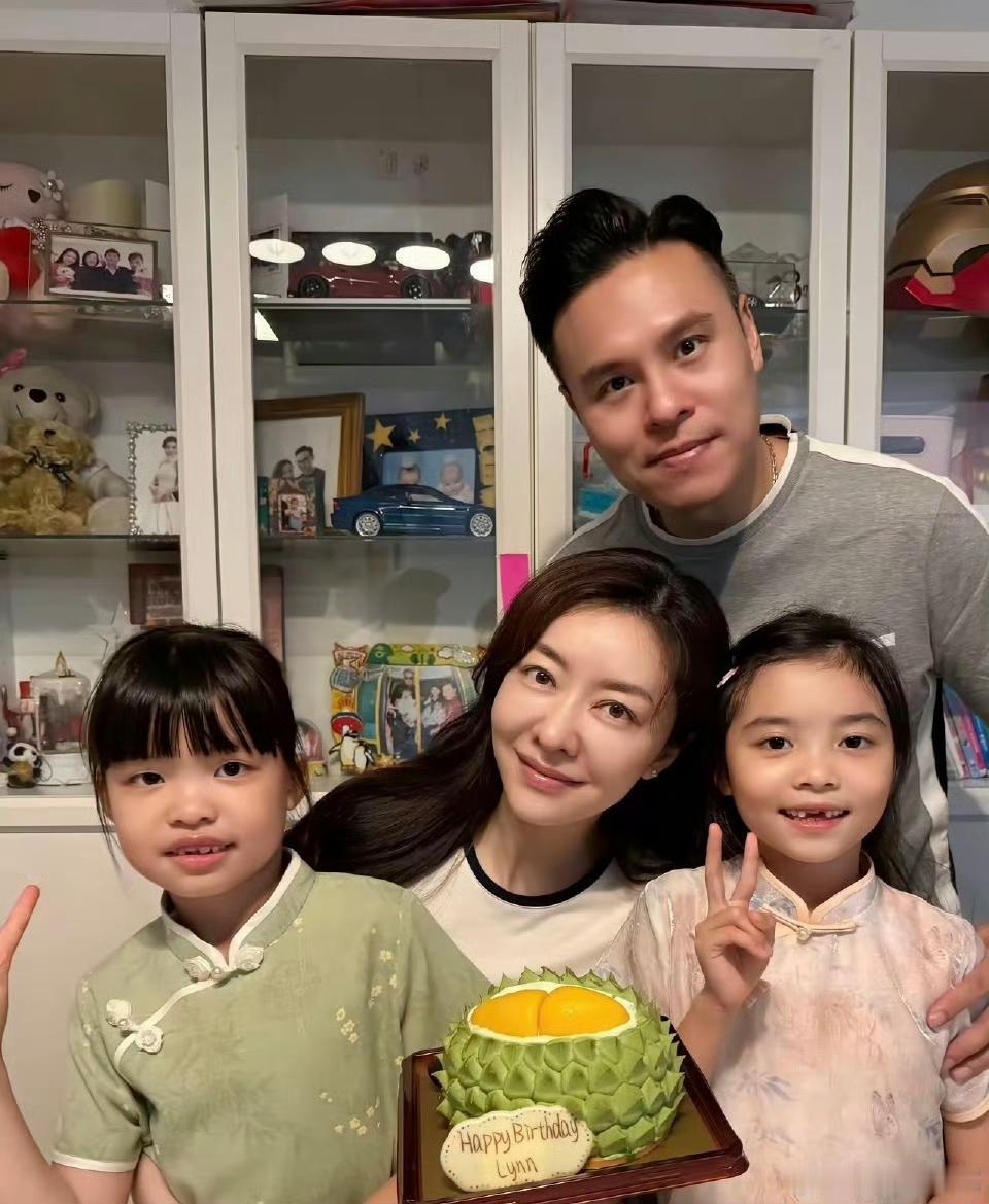 熊黛林比方媛大方多了。熊黛林的两个女儿没有方媛的女儿长得精致漂亮，但熊黛林每次晒