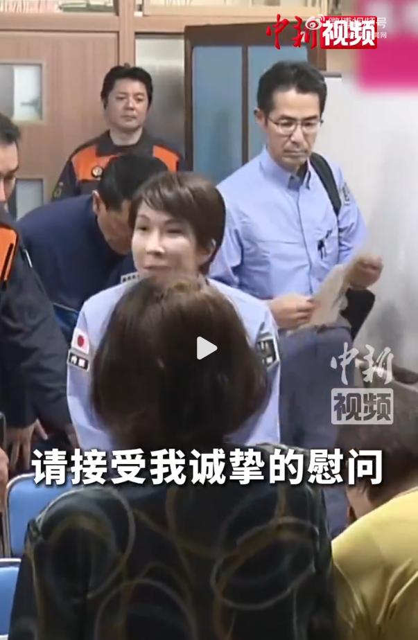 40度高温下高市早苗视察挑中灾区空调避难所，20分钟快闪留给灾民一句话：您还活着