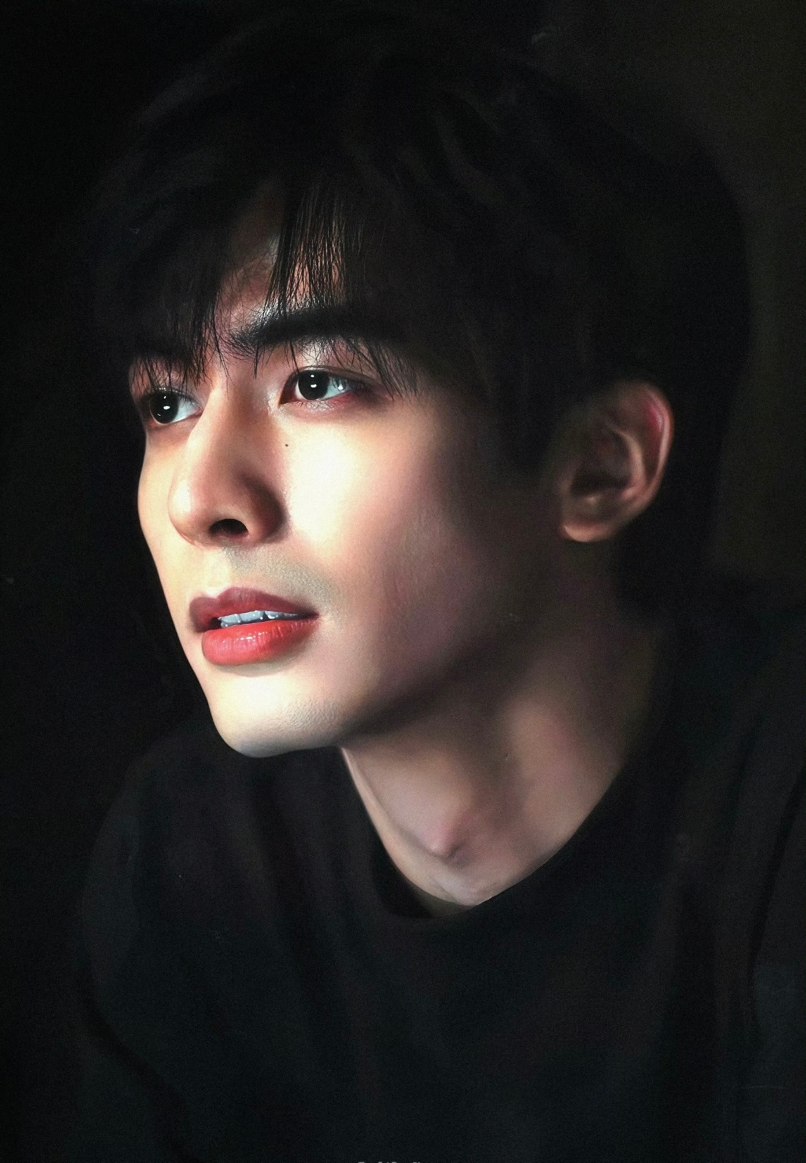 宋威龙认证自己的左脸很帅宋威龙颜值确实很帅啊但是演员还是要更关注一下演技吧！ 