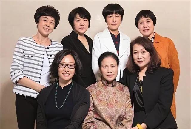这些老的女排运动员们个个都是好样的，她们都是早些时期中国女排的大部分主力，能认出