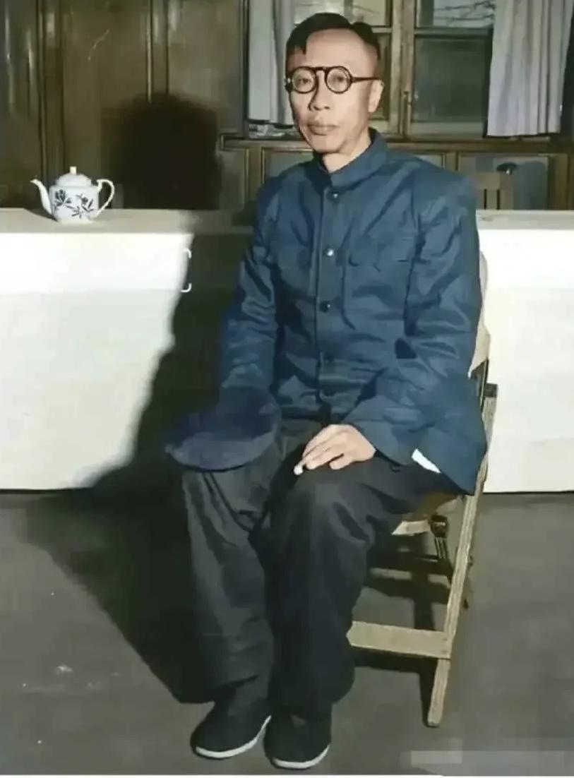 下图是末代皇帝溥仪的一张生活照，照片中的溥仪看起来有点怪：中指长得有点吓人。实际