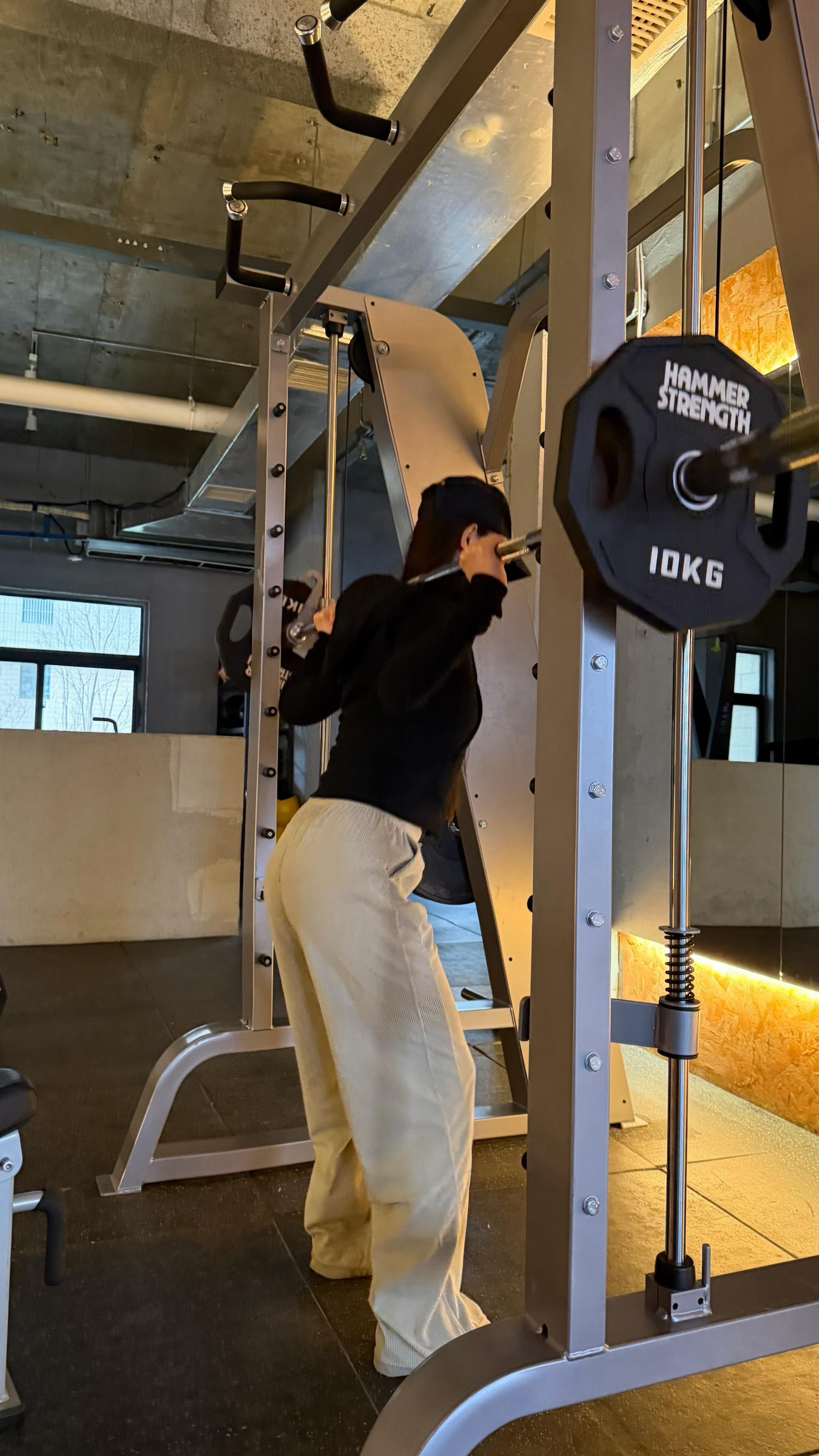 蹲腿 fitness 见人不如健身 健身女 深蹲