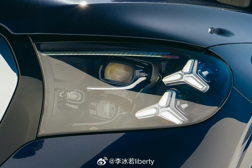 灯组内部设计上bba中的奔驰和宝马莫名达成了默契！自己主打的logo都嵌入灯组中