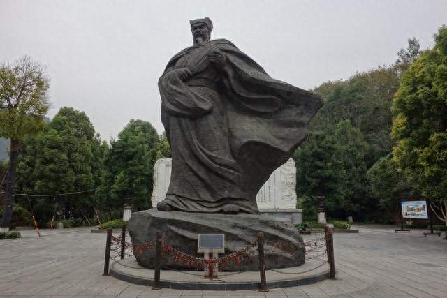 诸葛亮：三国最狠“打工人”，凭啥让中国人吹了1800年