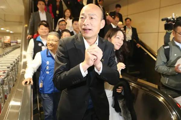 韩国瑜避而不见郑丽文，为何？
韩国瑜与侯友宜都是一路货色，两次大选败给民进党，郑
