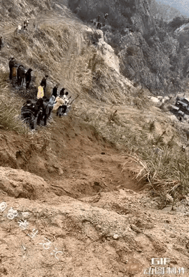 太作了！
不作也不能死。

山坡上一群人在搞越野极限，一辆辆越野车爬到山顶，突然