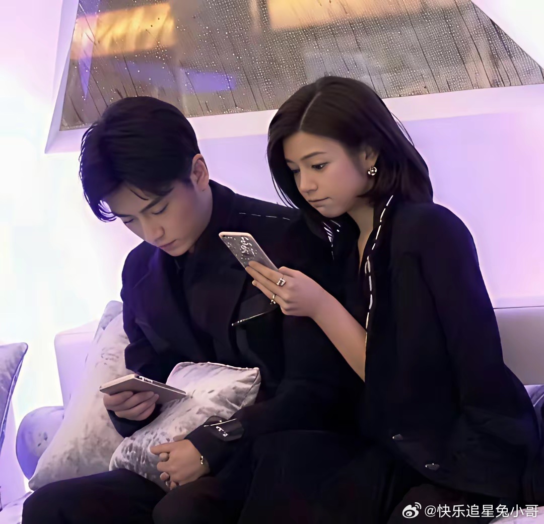 曾经的陈妍希和陈晓就算是看手机也是十指紧扣！ 