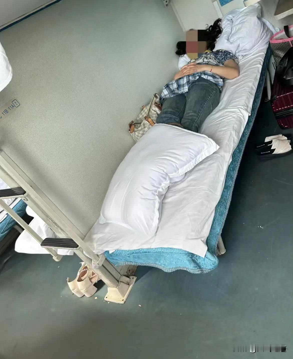 疯狂传播的卧铺车视频！是否过火？合适吗？热辣的卧铺车视频疯传，是否过头？合适吗？