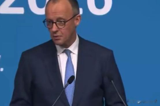 德国总理默茨在接受采访时说：“美国有3亿人口，而世界人口有80亿。77亿人不生活