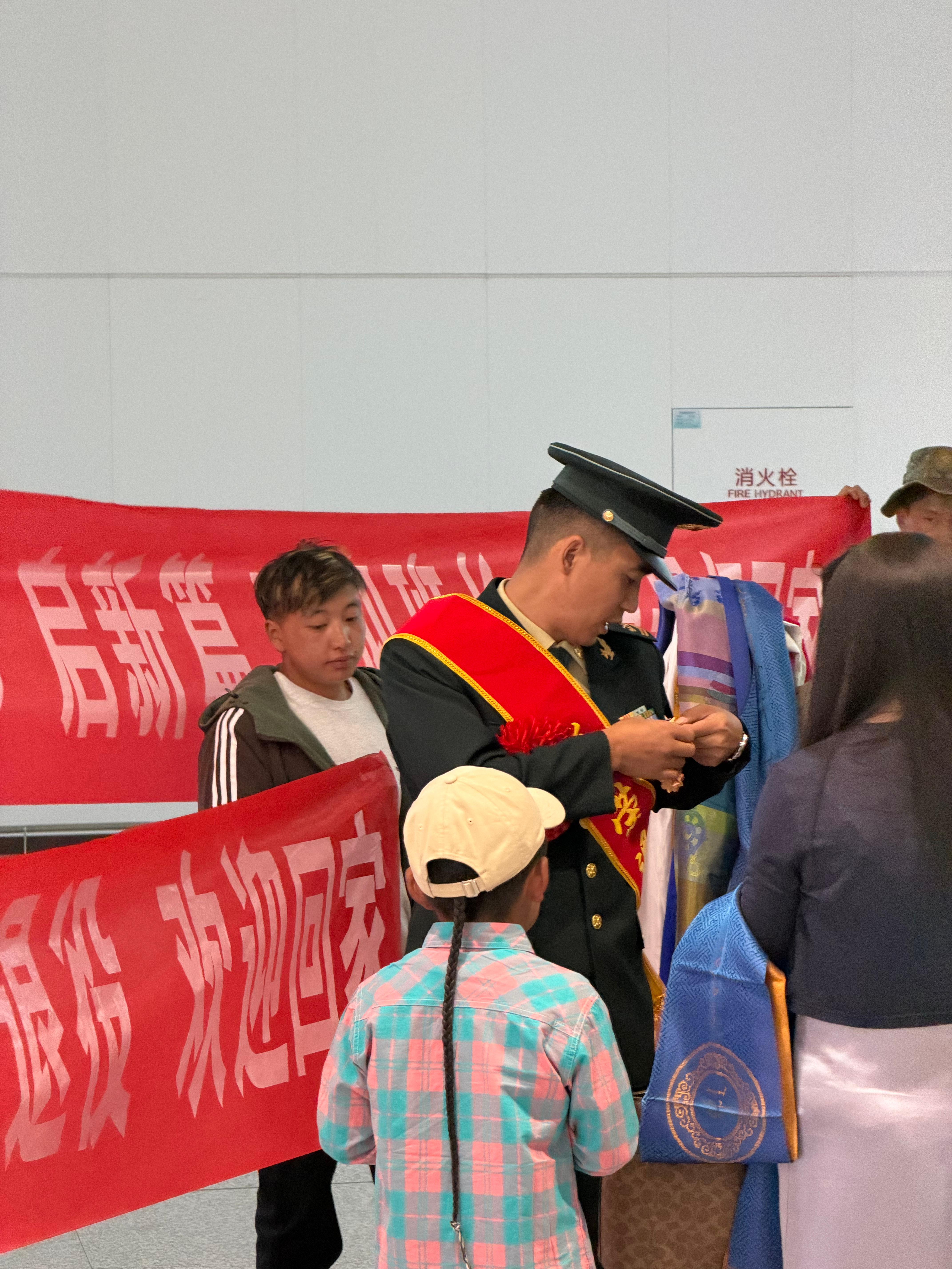 新兵入营，老兵退役，机场到达的全是退役战士们，真好，这辈子我唯一的遗憾就是没去当