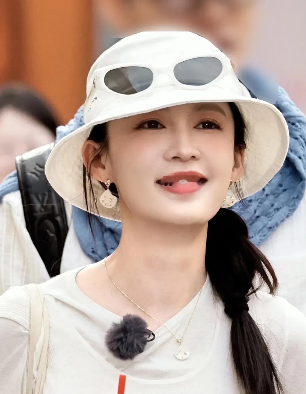 李沁，花儿与少年第7季，清爽的状态一直这个样子 ，不见疲态，气质绝佳，骨相美人，