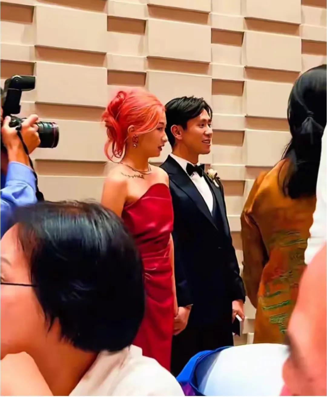 2025年10月26日，刘欢女儿刘一丝在重庆完婚。婚礼现场，刘一丝红发亮眼，先后