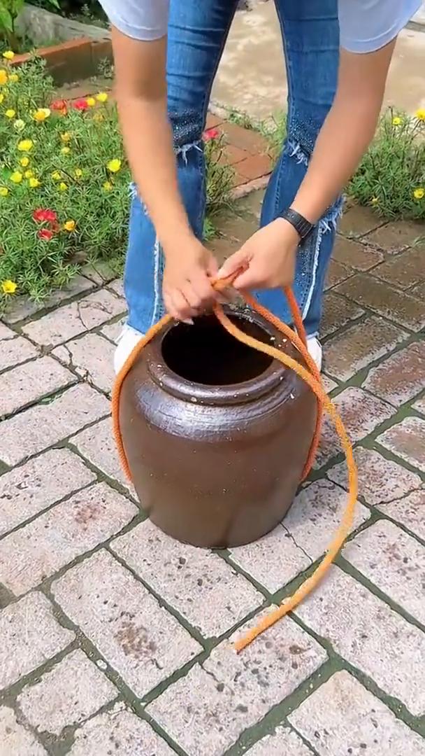 提坛结。
遇到不好拿的重物像这样把绳子压在中间，上面打一个单结，从中间分开，给它