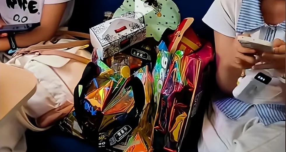 两女孩买了三张硬座票，一个座位放零食，大姐索要座位被拒，12306回应
 
8月