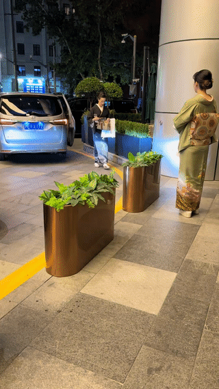 这是网友在上海的一家酒店门口拍到的两名身穿和服的日本女子？
其实上海作为中国南方