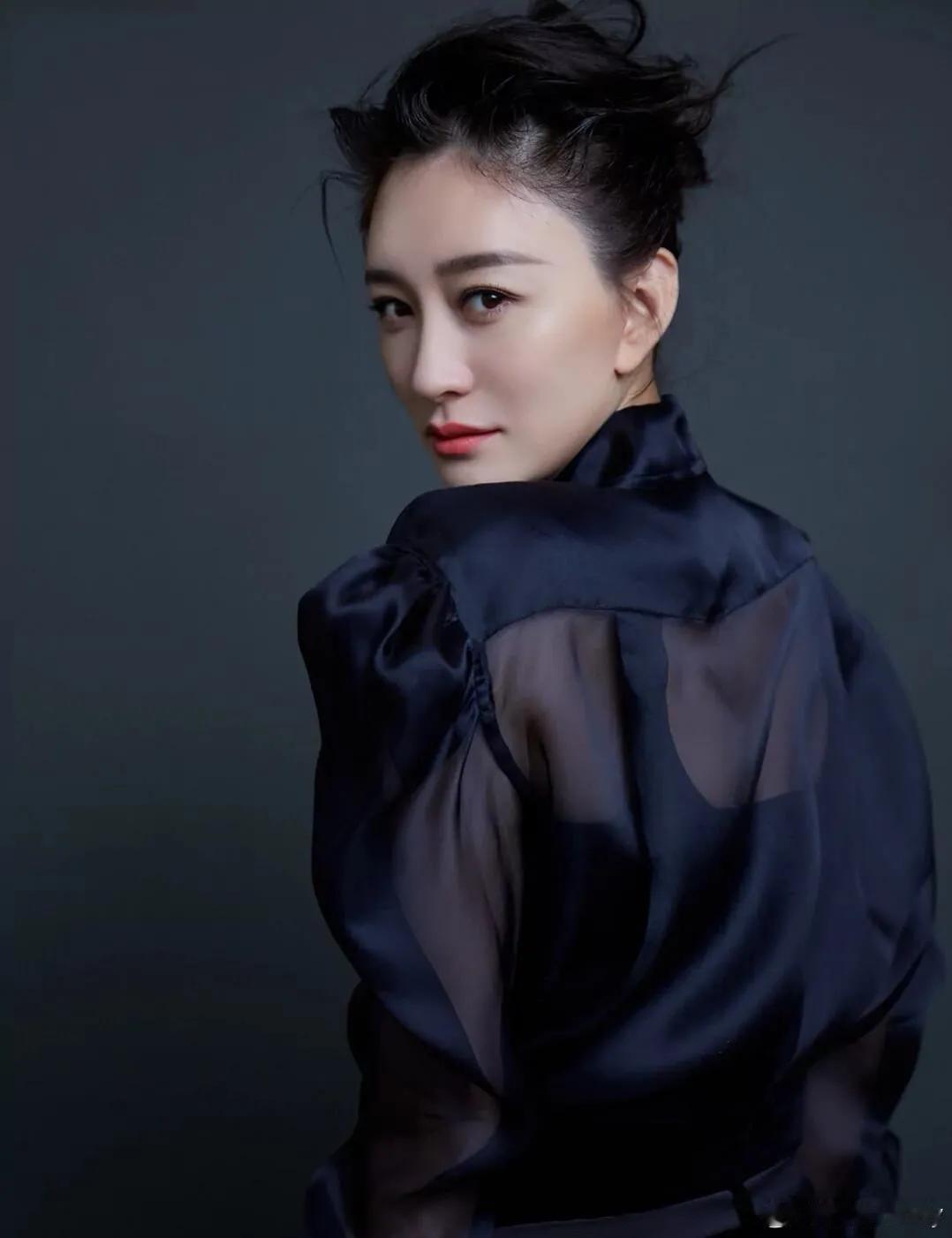 曝有富豪曾追李小冉四年当年一定是很多人穷追不舍的 从青春女神到资深女神 李小冉不