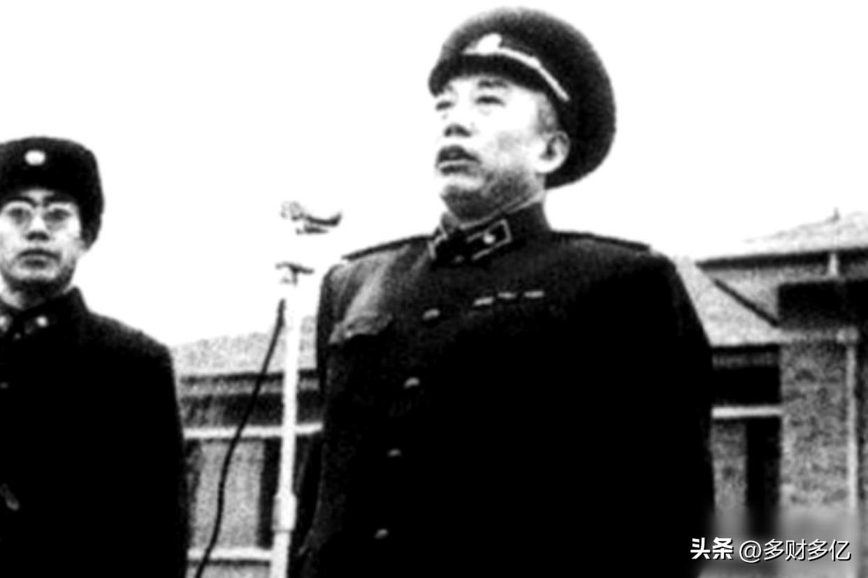 敢管歪风、严惩贪腐、被县长铐过！王震上将的硬核人生，太真实了
 
1957年王震
