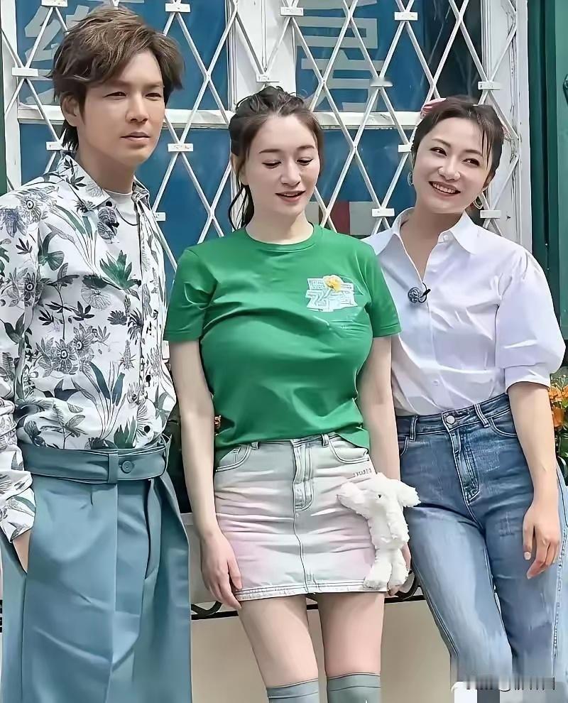 李小冉这丰满的上围，简直让男人移不开眼，女人不由自主想多看几眼。

与同龄人合影