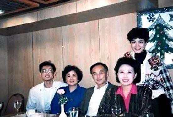 年轻时的王菲和家人合影，80年代能移民香港非富即贵。真的太惊艳了。照片里的王菲眉