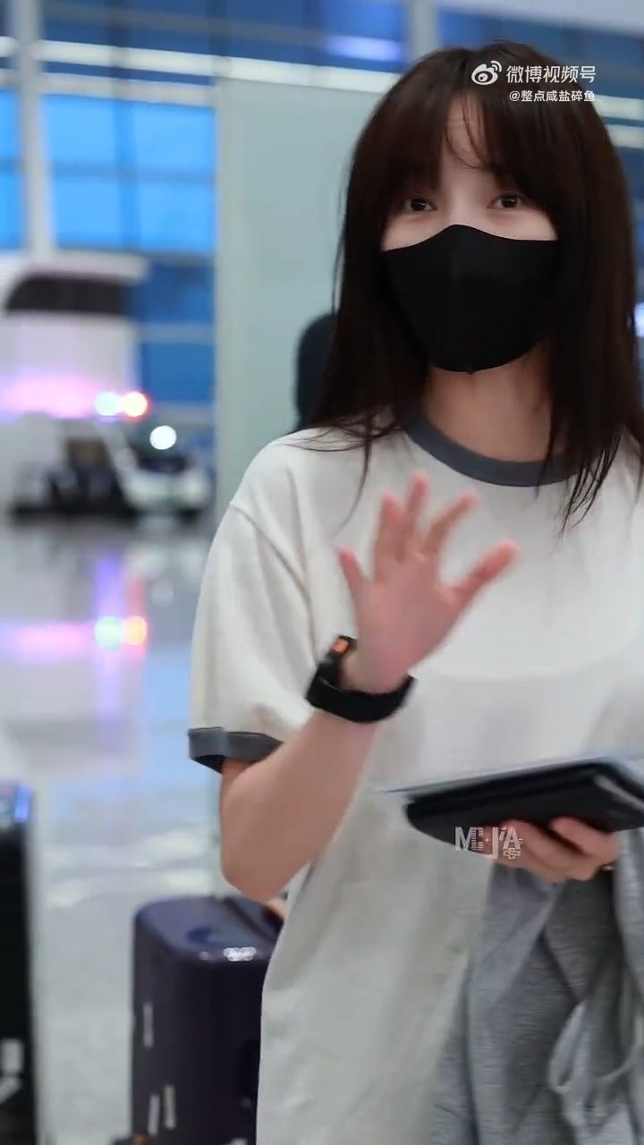 孟佳出国游学孟佳机场路透出炉，一身简约休闲穿搭氛围感满满，还温柔地和现场粉丝打招