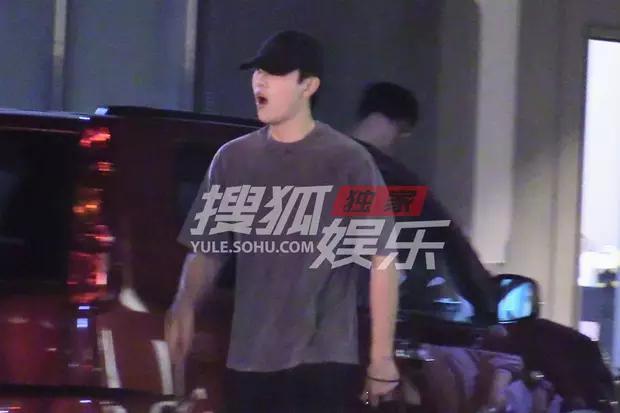 陈飞宇下班困得打哈欠路透图 ​​​