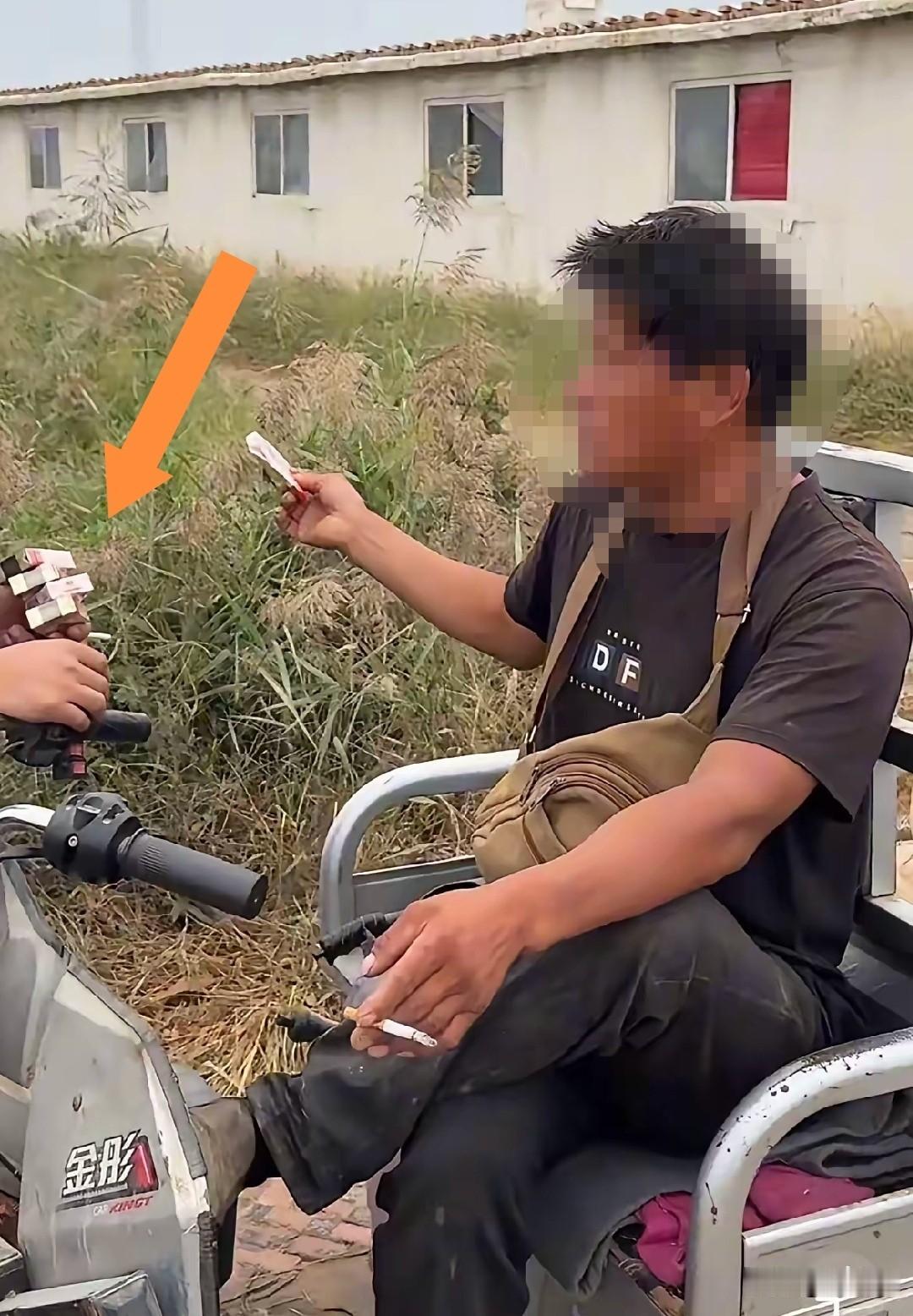 此非君子所为？一接亲队伍被一小伙子强行截下，非要喜烟抽，这也是地方风俗习惯，接亲