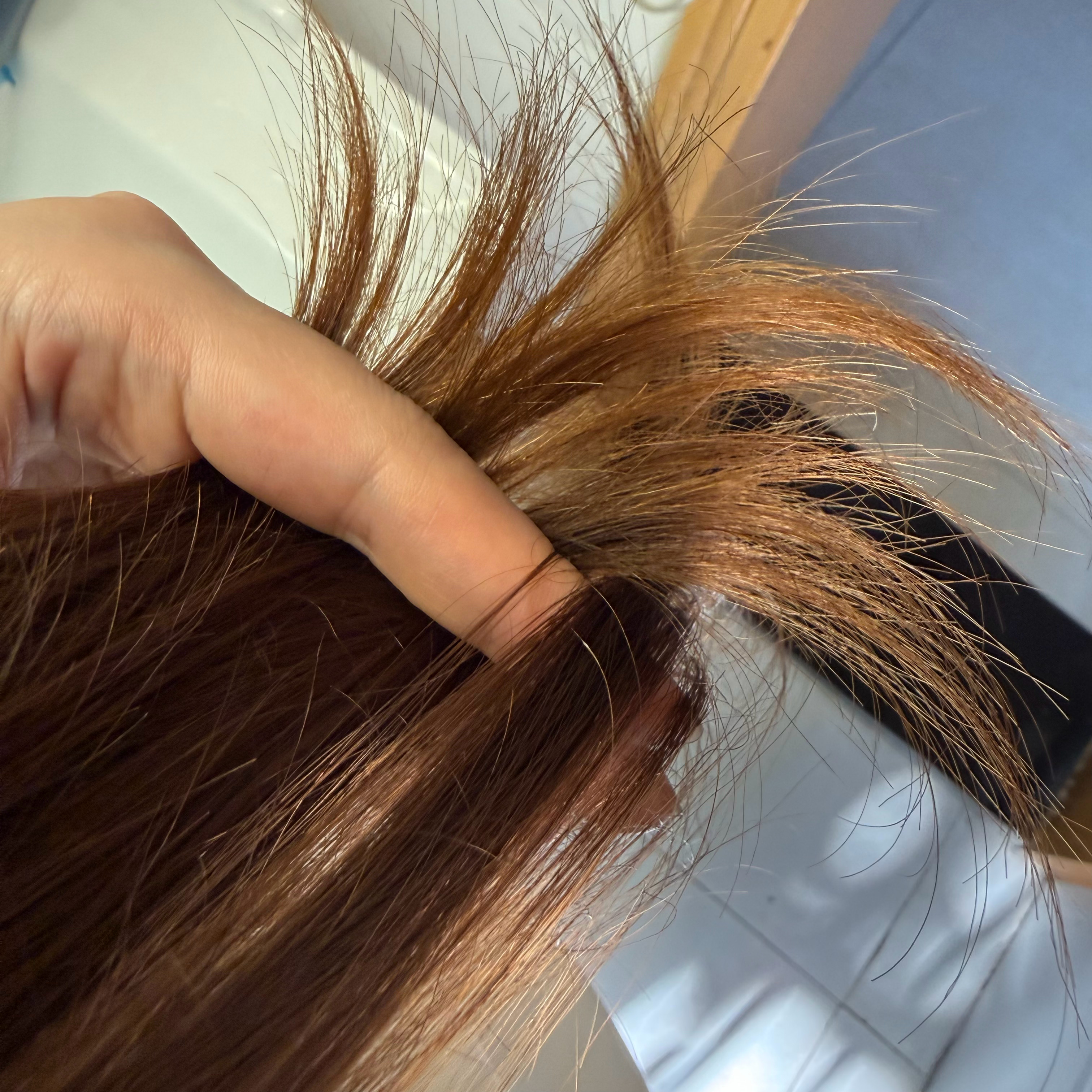 怎么给头发补充营养？昨天陪闺女去理发，我也顺便修理一下，理发师说从没见过我这么受