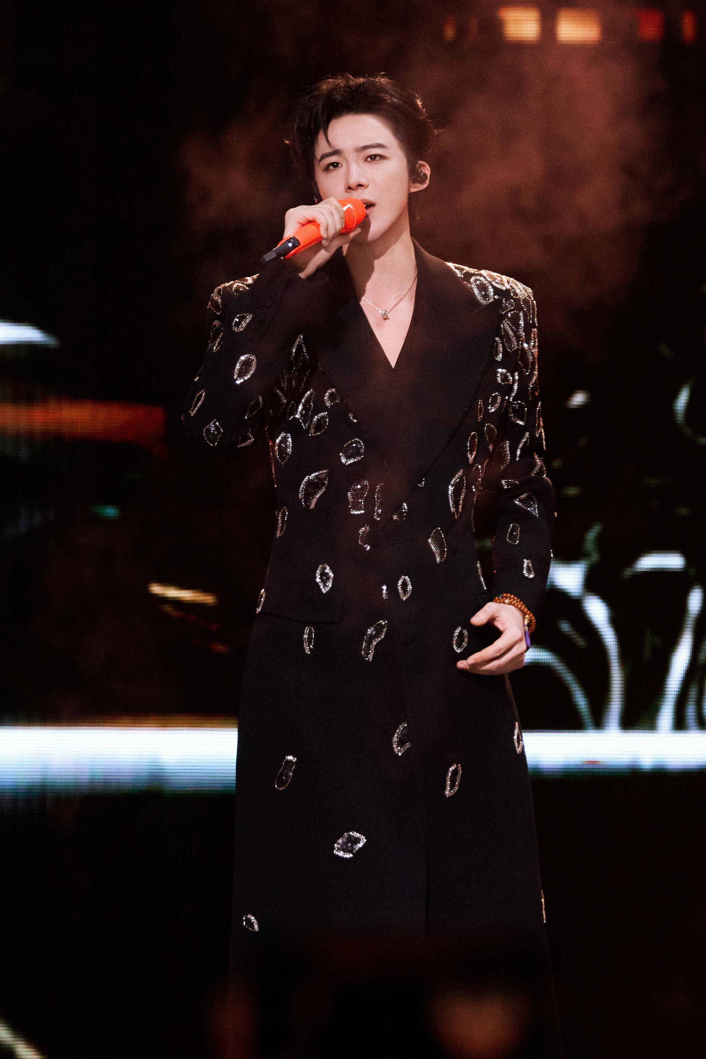 刘宇宁的2025巡演 🐾刘宇宁玫瑰丛生 🐾摩登兄弟 舞台灯雾里，黑西装缀满碎