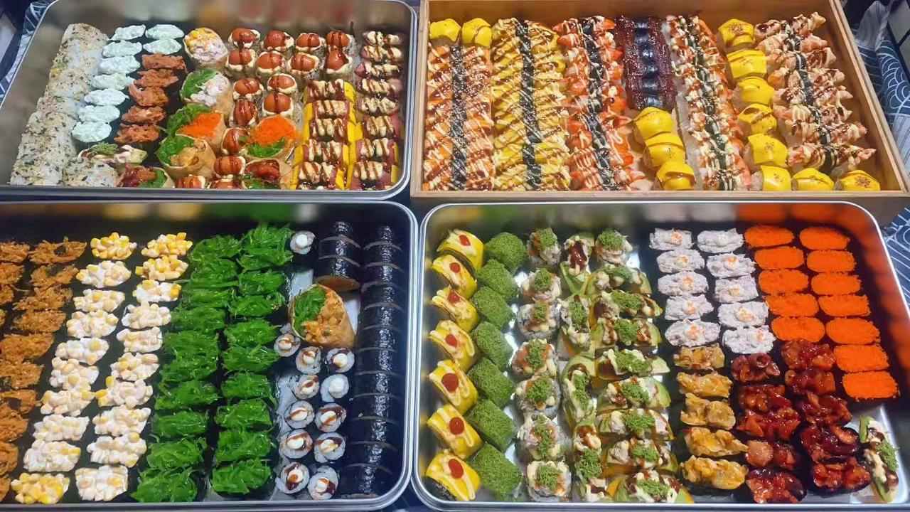 日式美食盛宴，色彩缤纷的寿司和刺身，满足你的味蕾。