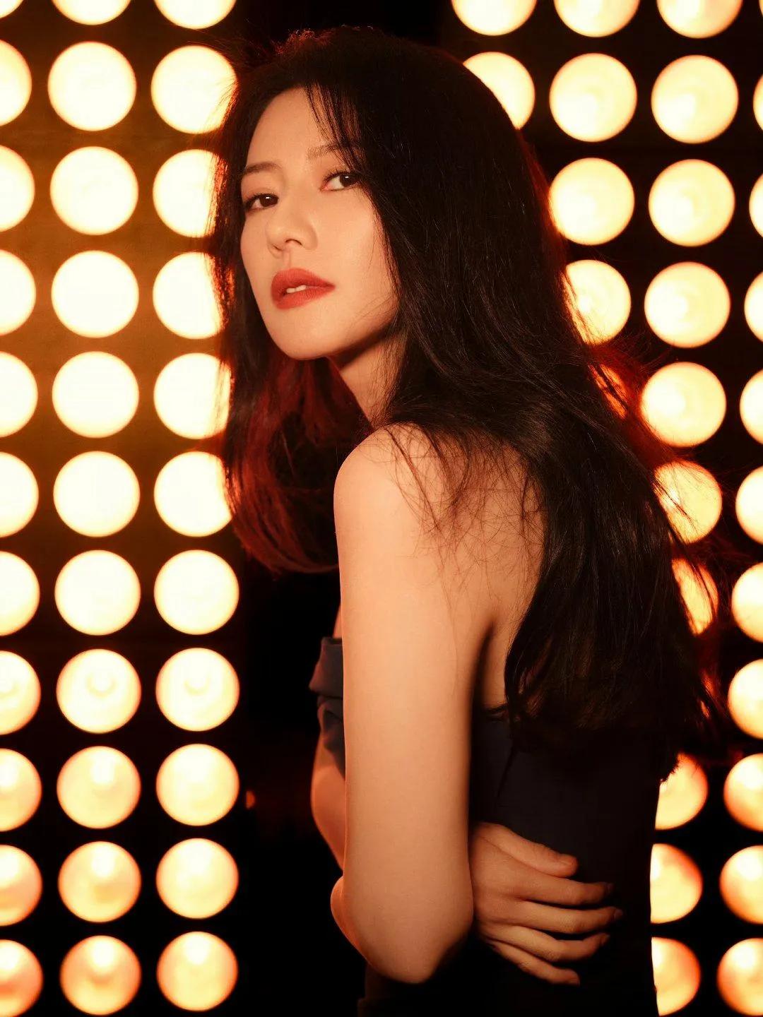 高圆圆状态太好了，时尚优雅，浪漫迷人！