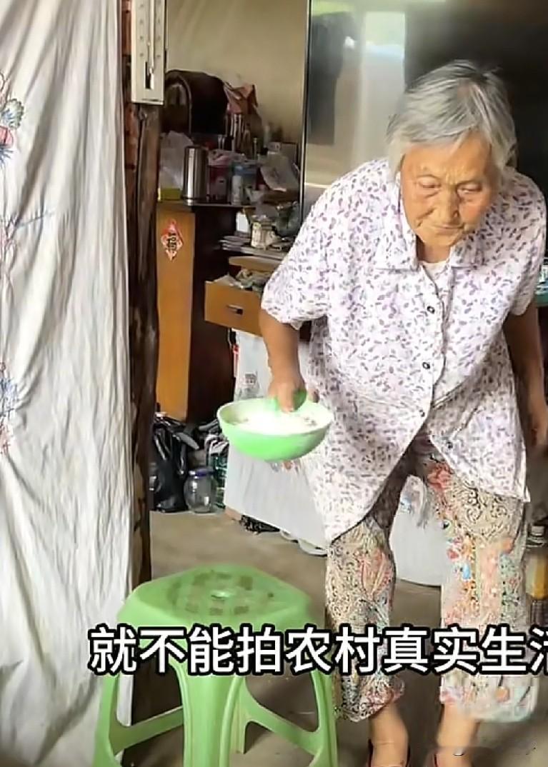 83岁徐姥姥家里又破又旧，厨房黑乎乎，到处都堆积杂物，东北人家不应该是干干净净的