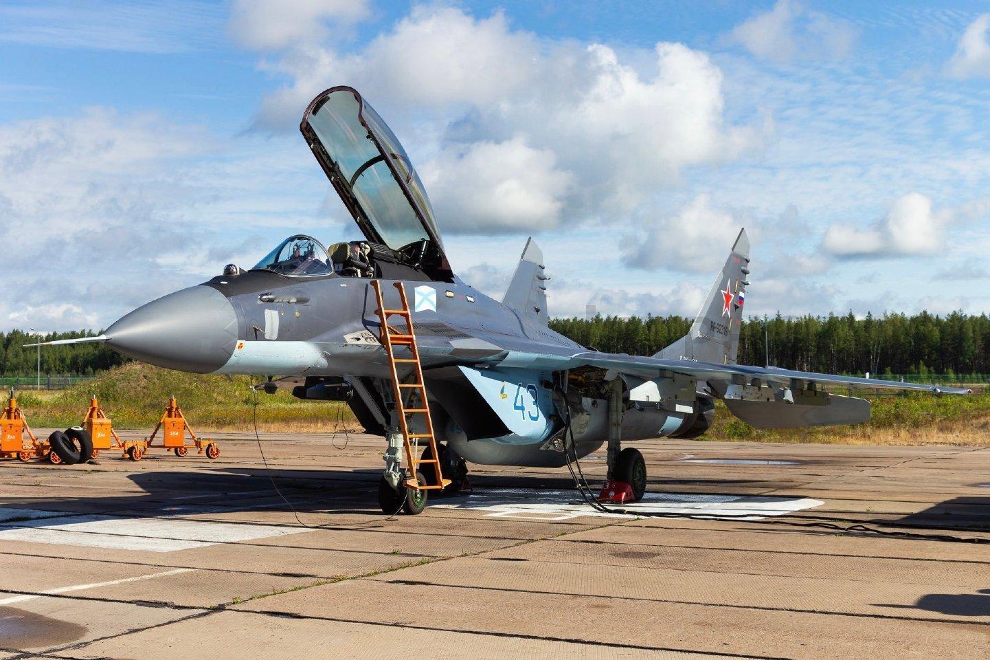 俄罗斯海军航空兵的一架米格-29K战斗机在地面被乌克兰的无人机摧毁。几年前乌克兰