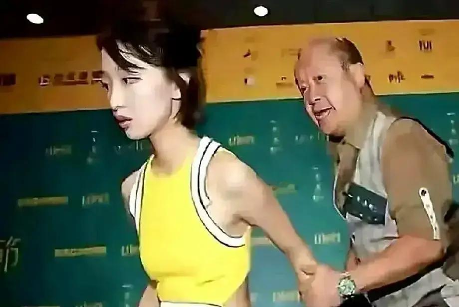 八年前那档综艺里
 
周冬雨被开了过火的玩笑
 
当场直接走人
 
当年媒体标题