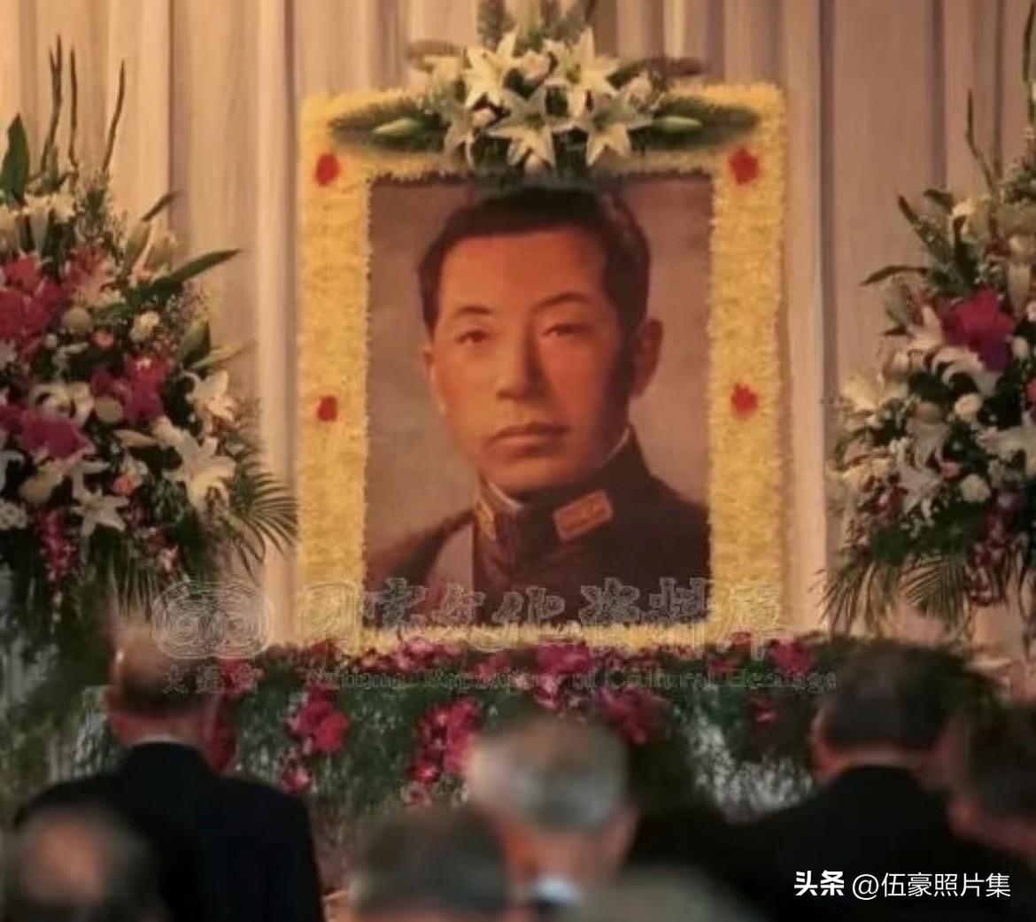 2001年10月，张学良将军夏威夷追思会，灵堂悬挂着他30多岁戎装遗像，让人印象