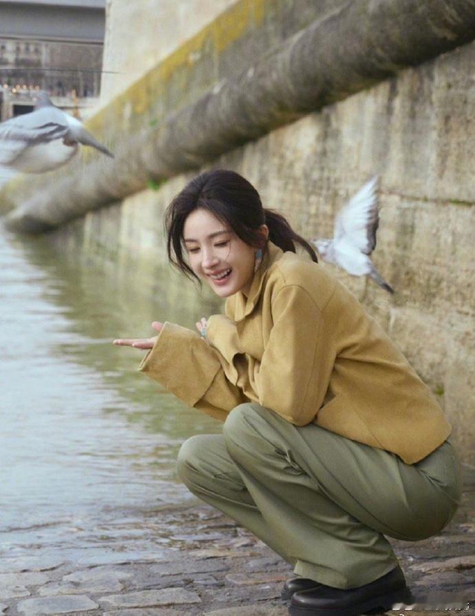 杨幂这张美照原来是被鸽子吓到拍出来的？？ ​​​