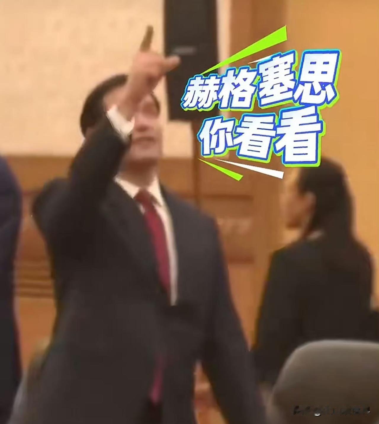 看完中国气派宴会厅，特朗普返程直言：白宫也该建一个[笑哭]

特朗普结束访华，在