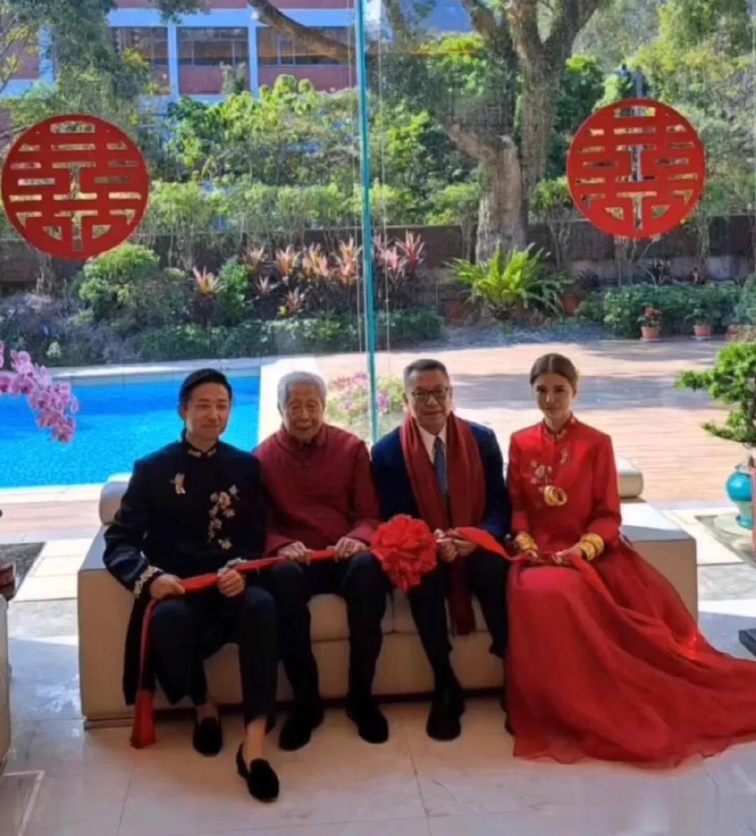 #吴千语结婚# 吴千语：今年会证婚，明年会有一个比较正式的婚礼！

所以这个不是