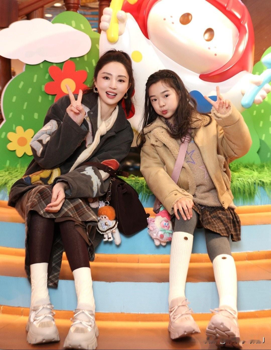 ​​​小酒窝真的好开朗 ，一点都不怯场！小酒窝好可爱好灵动，自信又大方。 ​​​