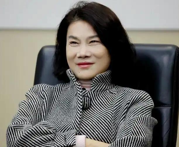 董明珠这人从来不按套路出牌，这回干脆把格力技校里的小卖部给关了。缘由说起来特别简