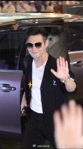 严屹宽魏哲鸣内娱法拉利严屹宽魏哲鸣谁家法拉利组团了你好星期六一眼沦陷的神颜同框，