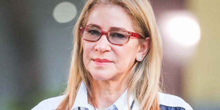 美军抓走委内瑞拉总统马杜罗，为何要连他的妻子也一起带走？这个女人的身份不一般。