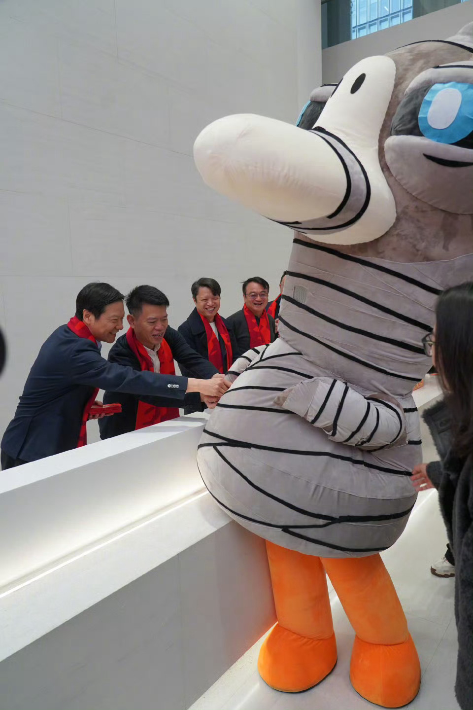 雷军鹅鸭杀互动游戏只是生活的调味剂，大家还是要好好去看看世界，不要沉迷鹅鸭杀，没