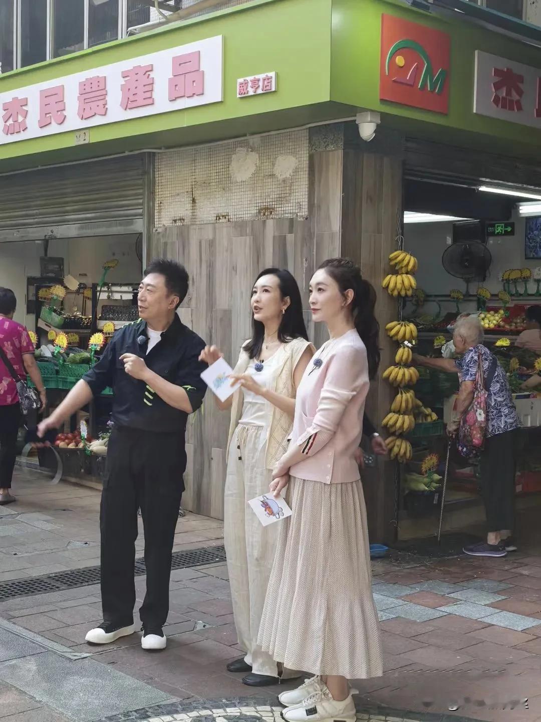 在澳门某节目录制现场，偶遇李小冉和王鸥两大美女，令人眼前一亮。李小冉皮肤白皙紧致
