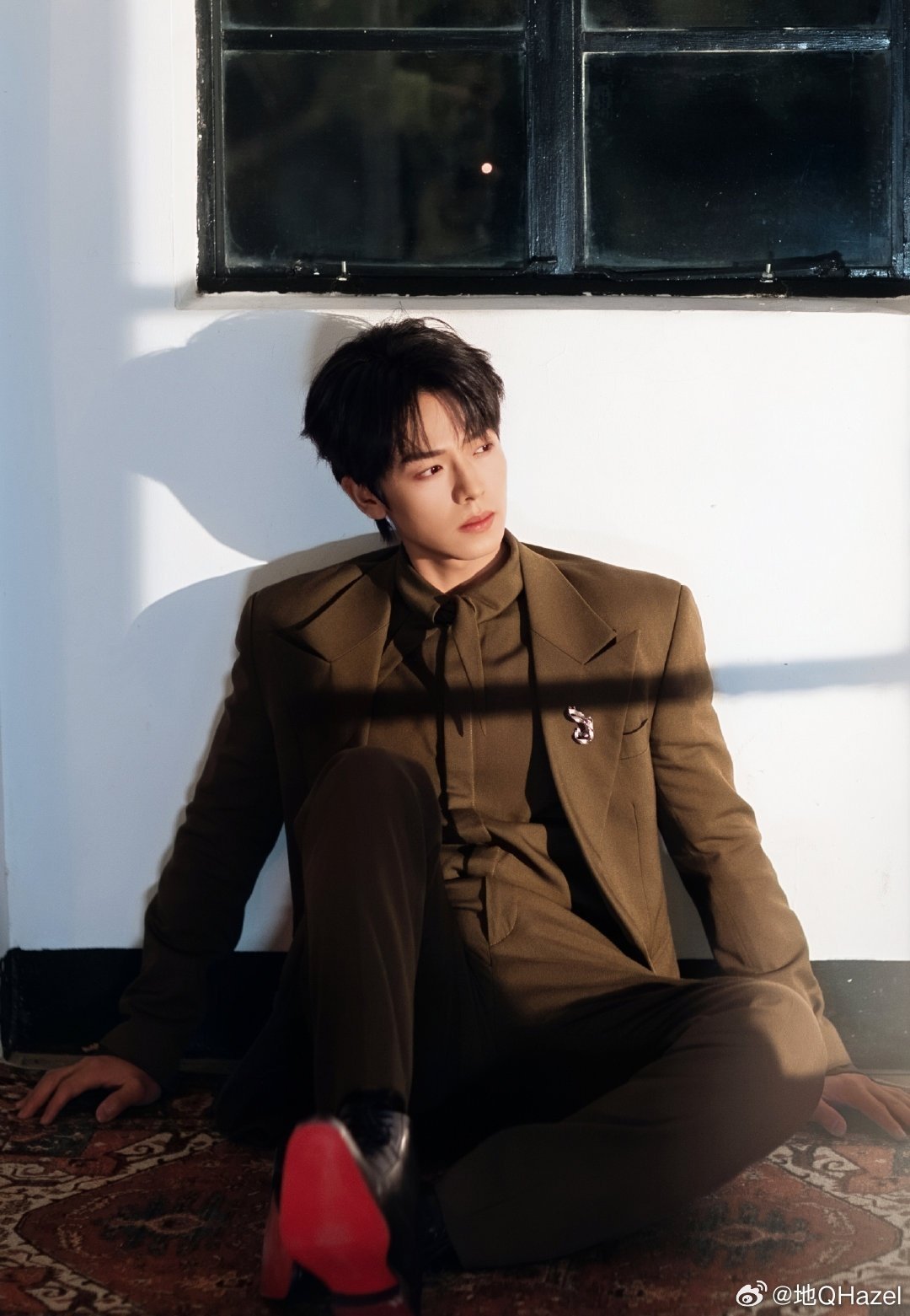 曾辉A爆了 眉眼沉着，举止利落，那份笃定太耀眼。不是张扬，是藏不住的强大。曾辉A