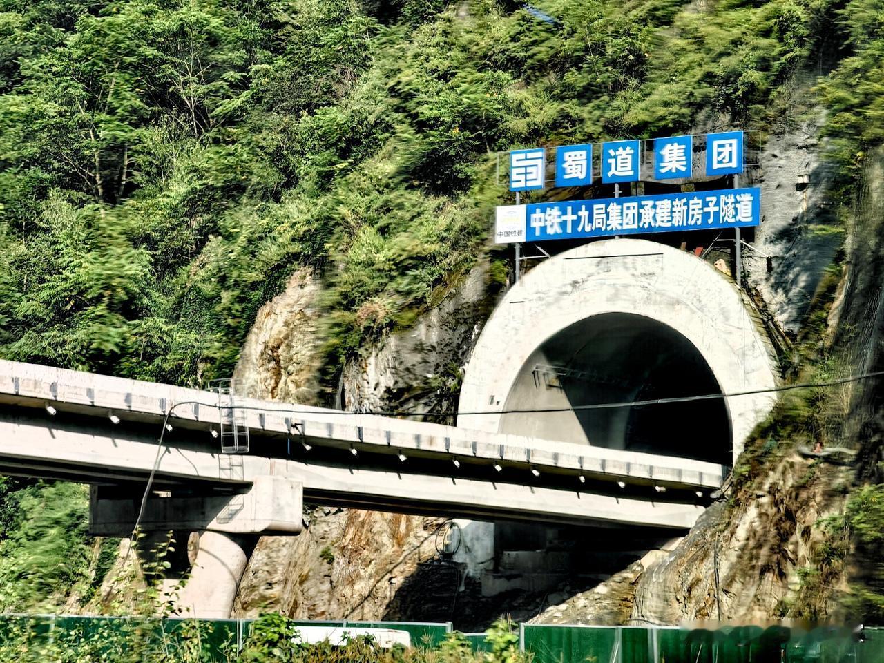 成都到“东方阿尔卑斯”的雪山专属路线→→山地轨道，看来开通还早得很啊，都江堰往上