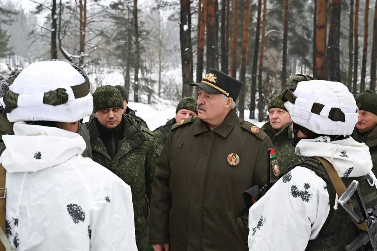 卢卡申科“突袭”靶场，对训练成效不满意

白俄罗斯总统卢卡申科突击检查了位于明斯